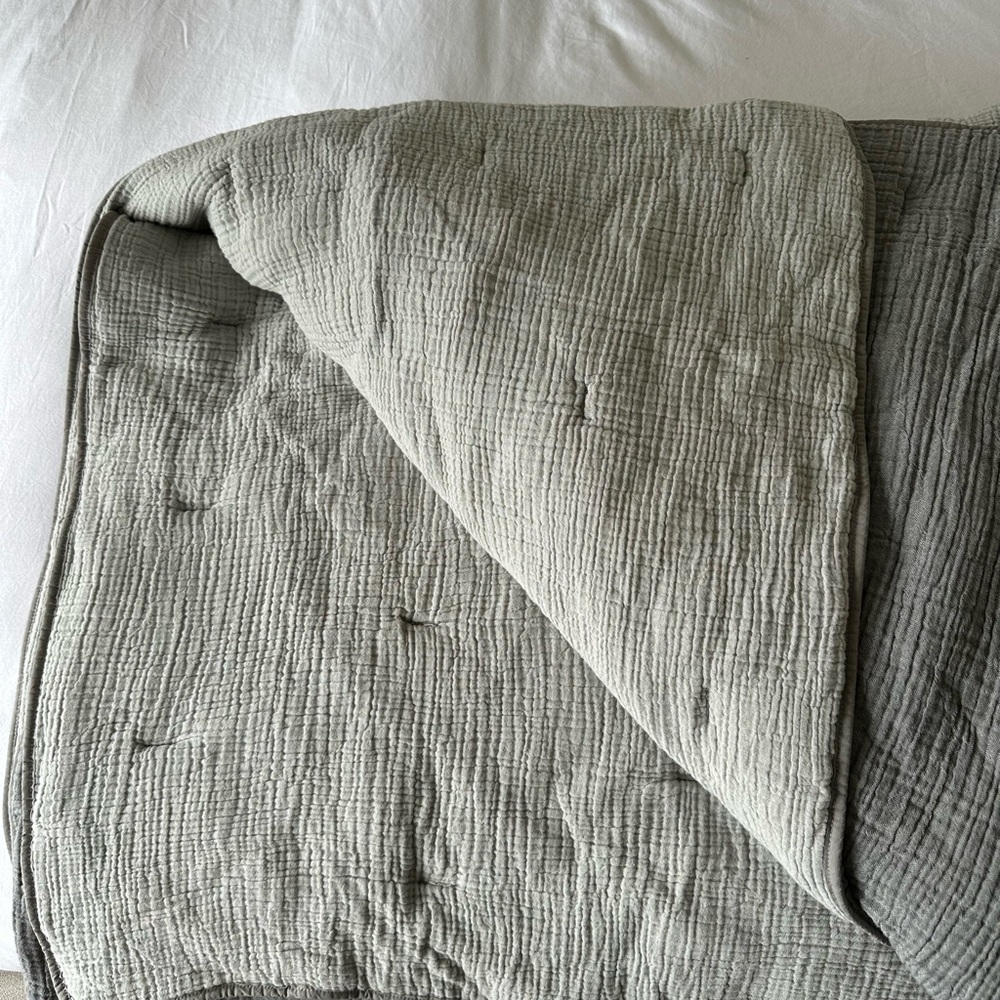 Parachute Organic Cloud Cotton Quilt in Steel and Smoke color, King Size